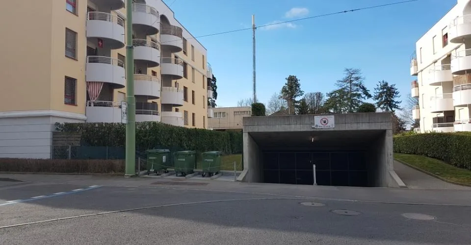 Immeuble contemporain situé au calme dans une zone de verdure