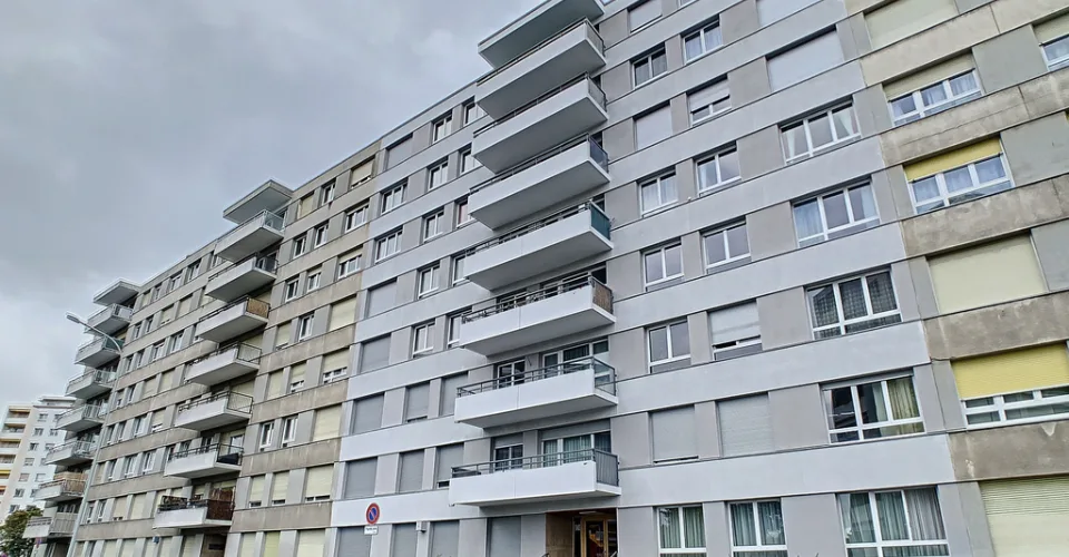 A LOUER PLACE DE PARC ABRI COUVERT