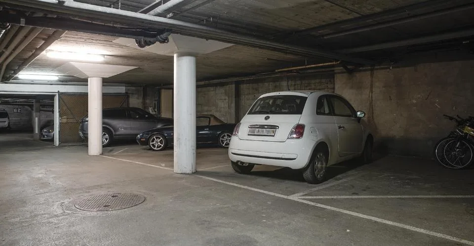 EAUX-VIVES - Parking intérieur
