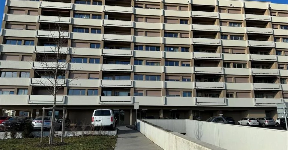 Place de parc souterraine à louer - Thônex