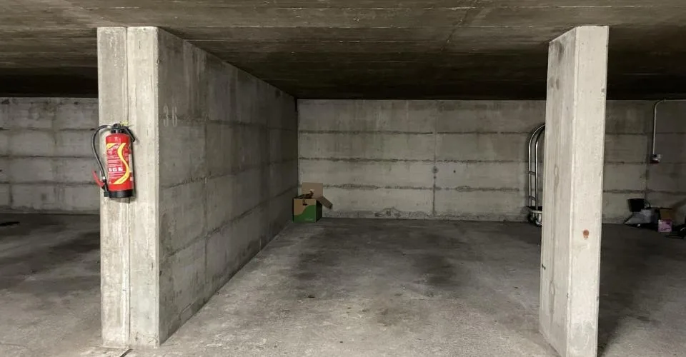 Place de parking couverte au 1er sous-sol intérieur dans un immeuble résidentiel