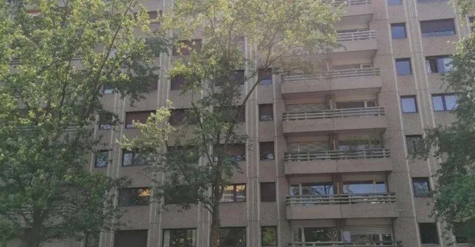 Place de parking couverte au 1er sous-sol intérieur dans un immeuble résidentiel