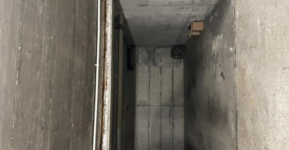 Place de parking couverte au 1er sous-sol intérieur dans un immeuble résidentiel