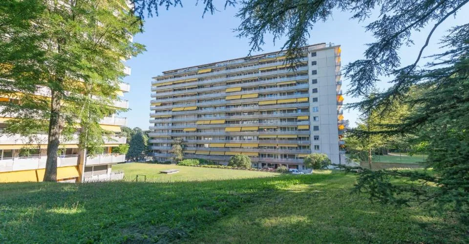 Place moto au coeur des Eaux-Vives