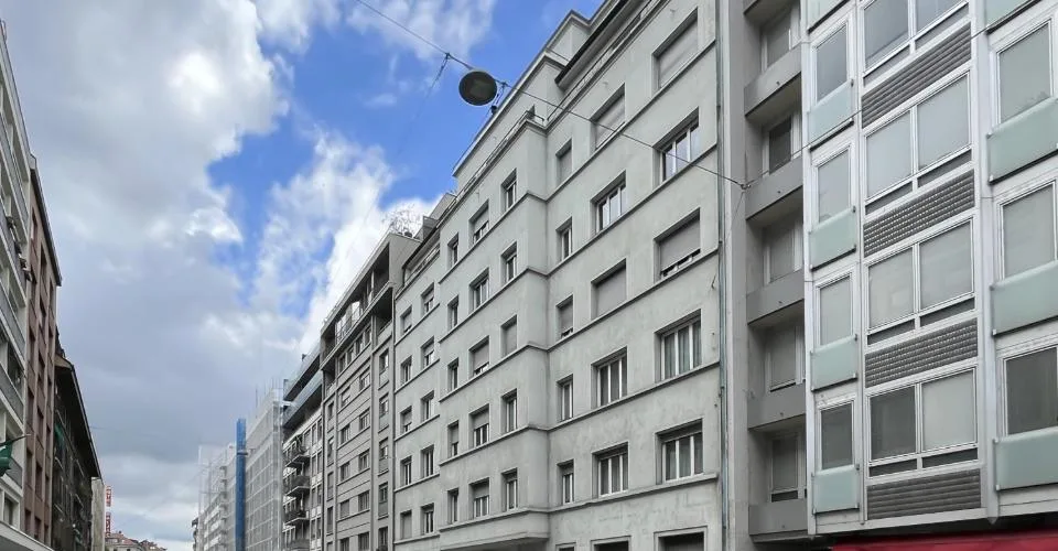 Place de parking avec accès sécurisé aux Pâquis.