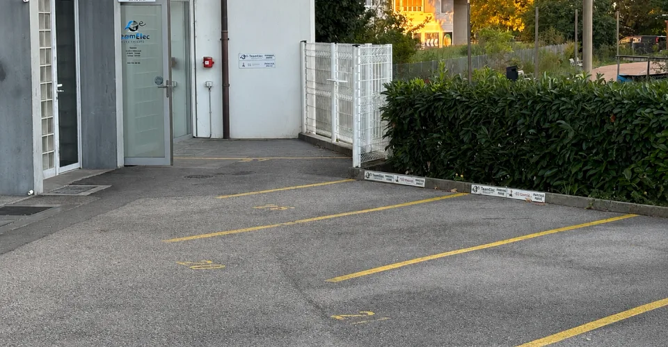 Place de parking extérieure (deux roues) située au Grand-Lancy
