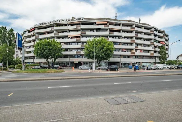 Place de parking extérieure (deux roues) située au Grand-Lancy