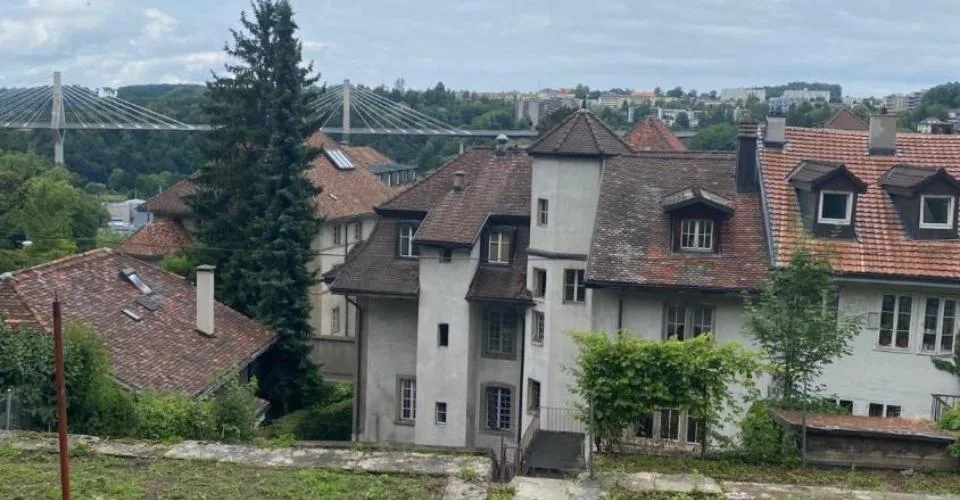 Plus que deux espaces disponibles! Découvrez un jardin, véritable havre de paix, en plein coeur de la ville de Fribourg !