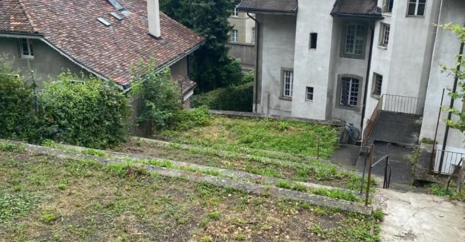 Plus que deux espaces disponibles! Découvrez un jardin, véritable havre de paix, en plein coeur de la ville de Fribourg !