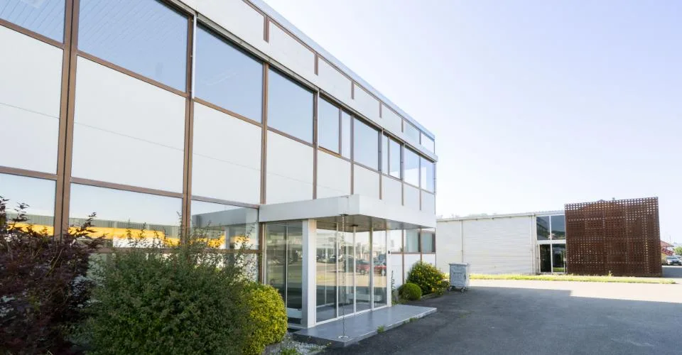 Bâtiment industriel et administratif de 960 m2 à louer