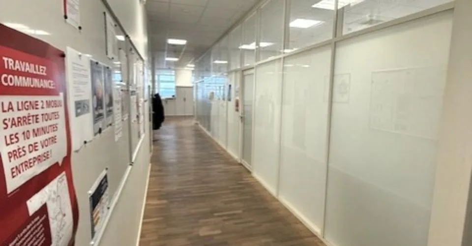 A louer dans un grand complexe industriel, artisanal et administratif rénové 3 surfaces de 407 m², 250 m² et 165 m²