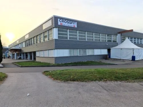 A louer dans un grand complexe industriel, artisanal et administratif rénové 3 surfaces de 407 m², 250 m² et 165 m²