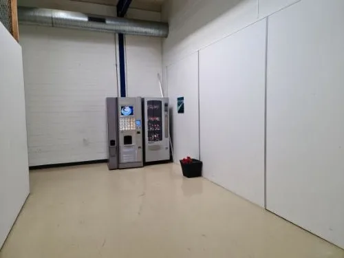 A louer dans un grand complexe industriel, artisanal et administratif rénové 3 surfaces de 407 m², 250 m² et 165 m²