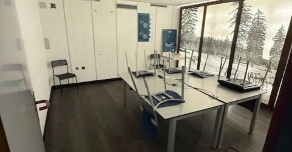 A louer dans un grand complexe industriel, artisanal et administratif rénové 3 surfaces de 407 m², 250 m² et 165 m²