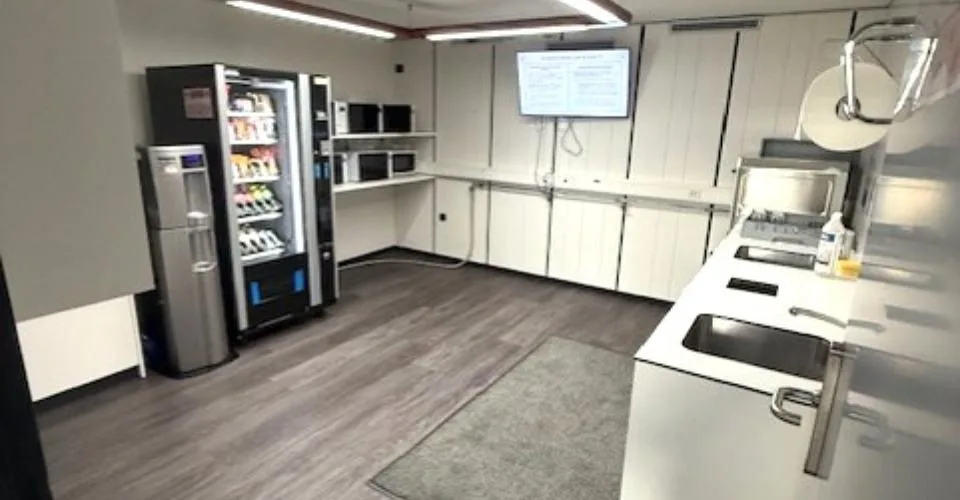 A louer dans un grand complexe industriel, artisanal et administratif rénové 3 surfaces de 407 m², 250 m² et 165 m²