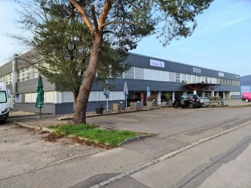 A louer dans un grand complexe industriel, artisanal et administratif rénové 3 surfaces de 407 m², 250 m² et 165 m²