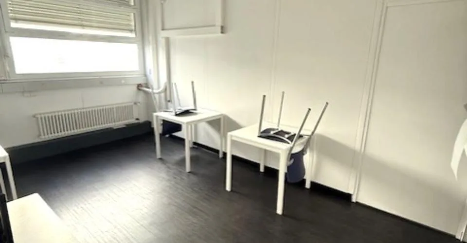 A louer dans un grand complexe industriel, artisanal et administratif rénové 3 surfaces de 407 m², 250 m² et 165 m²