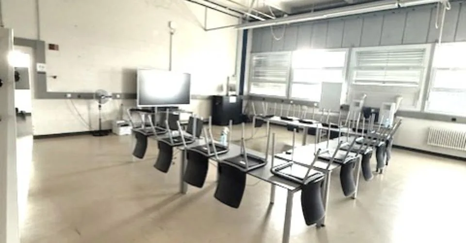 A louer dans un grand complexe industriel, artisanal et administratif rénové 3 surfaces de 407 m², 250 m² et 165 m²