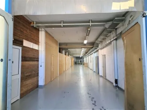 A louer dans un grand complexe industriel, artisanal et administratif rénové 3 surfaces de 407 m², 250 m² et 165 m²