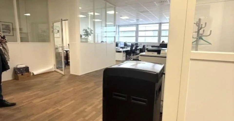 A louer dans un grand complexe industriel, artisanal et administratif rénové 3 surfaces de 407 m², 250 m² et 165 m²