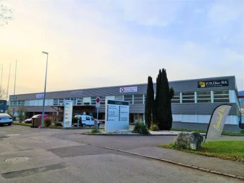 A louer dans un grand complexe industriel, artisanal et administratif rénové 3 surfaces de 407 m², 250 m² et 165 m²