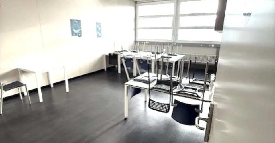 A louer dans un grand complexe industriel, artisanal et administratif rénové 3 surfaces de 407 m², 250 m² et 165 m²
