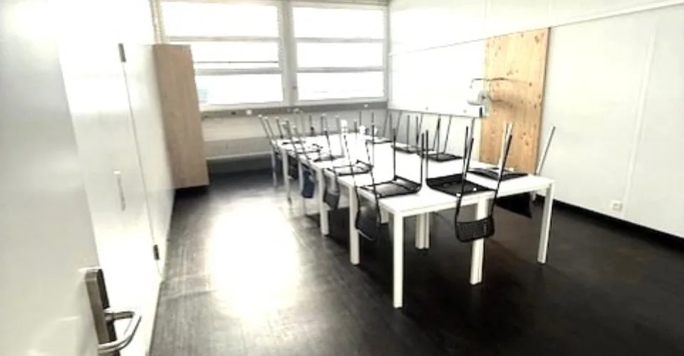 A louer dans un grand complexe industriel, artisanal et administratif rénové 3 surfaces de 407 m², 250 m² et 165 m²