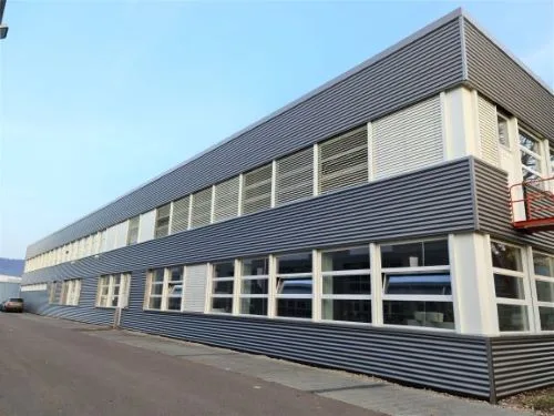 A louer dans un grand complexe industriel, artisanal et administratif rénové 3 surfaces de 407 m², 250 m² et 165 m²