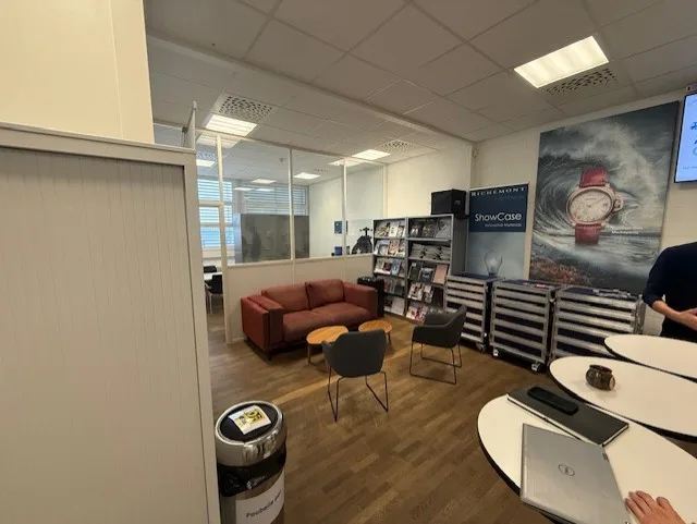 A louer dans un grand complexe industriel, artisanal et administratif rénové 3 surfaces de 407 m², 250 m² et 165 m²