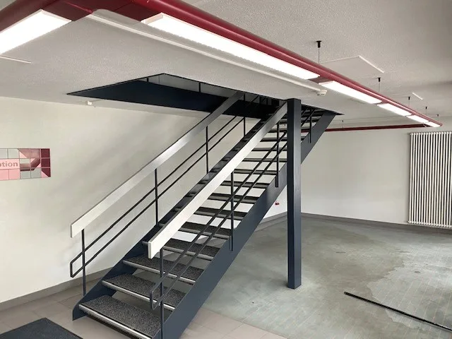 A louer dans un grand complexe industriel, artisanal et administratif rénové 3 surfaces de 407 m², 250 m² et 165 m²