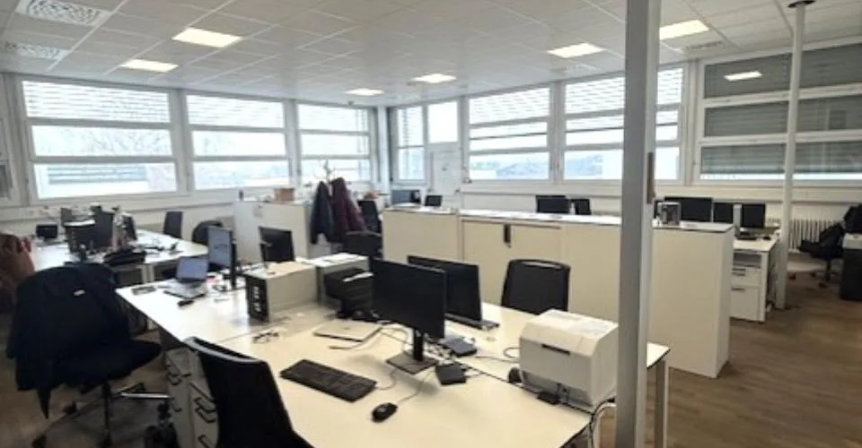 A louer dans un grand complexe industriel, artisanal et administratif rénové 3 surfaces de 407 m², 250 m² et 165 m²
