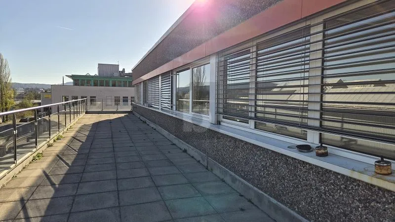 RENOVIERT - INDIVIDUELL MIT TERRASSE