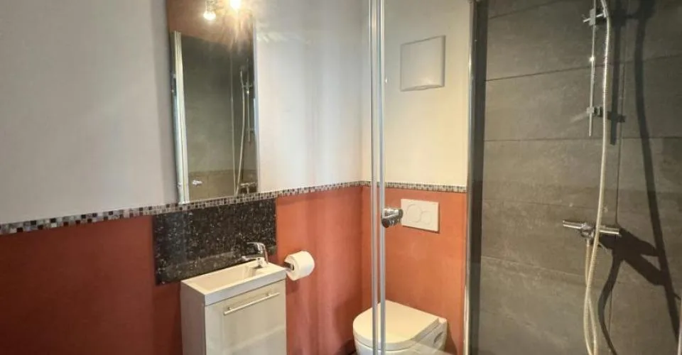 Espace de bureau spacieux avec kitchenette et douche à louer