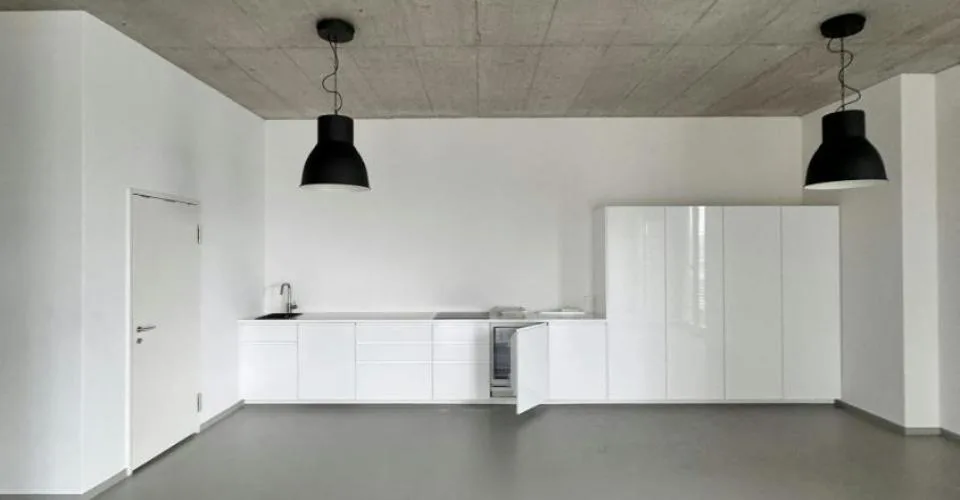 Espace de bureau spacieux avec kitchenette et douche à louer