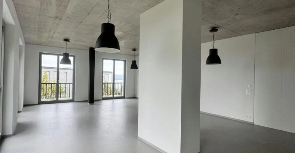Espace de bureau spacieux avec kitchenette et douche à louer