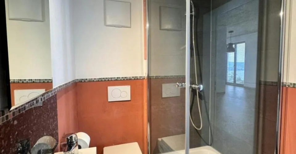 Espace de bureau spacieux avec kitchenette et douche à louer