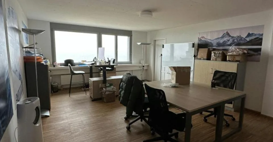 Le bureau agrandi recherche de nouveaux locataires