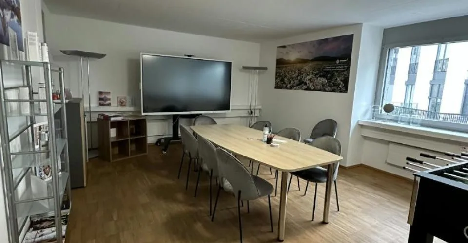 Le bureau agrandi recherche de nouveaux locataires