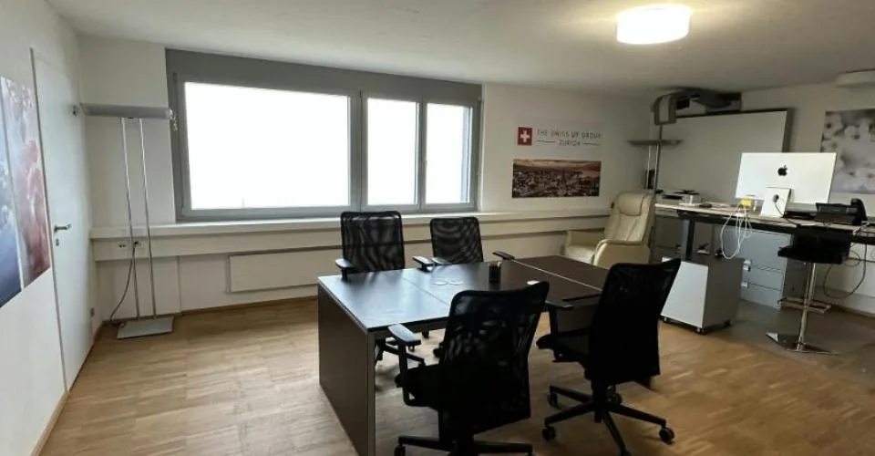 Le bureau agrandi recherche de nouveaux locataires