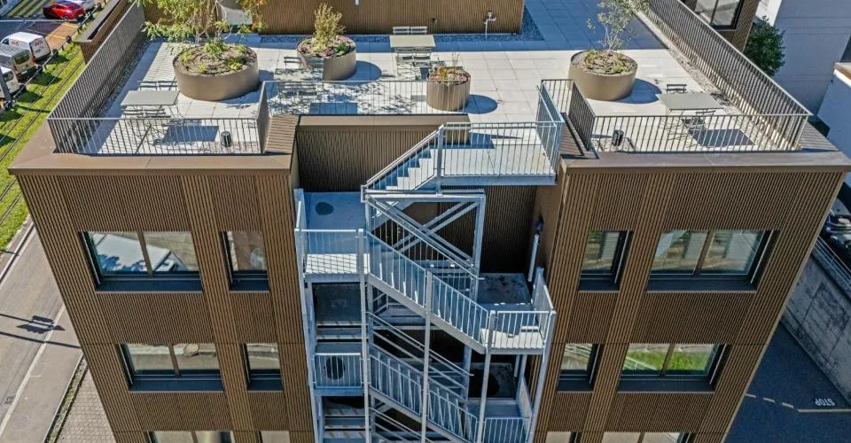 Nouveaux bureaux refroidis avec vue directe sur les pistes 16-34