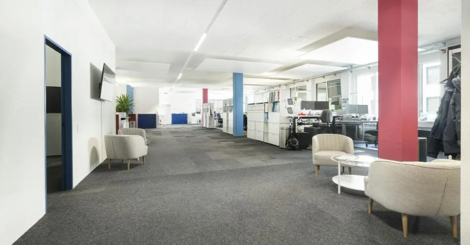 Nouveaux bureaux refroidis avec vue directe sur les pistes 16-34