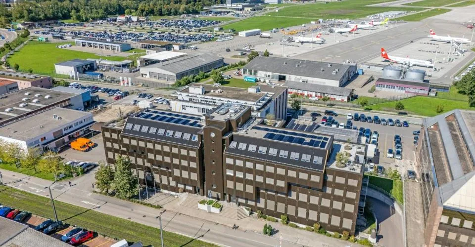 Nouveaux bureaux refroidis avec vue directe sur les pistes 16-34