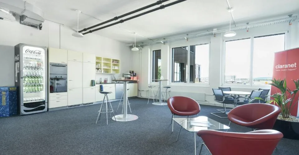 Nouveaux bureaux refroidis avec vue directe sur les pistes 16-34