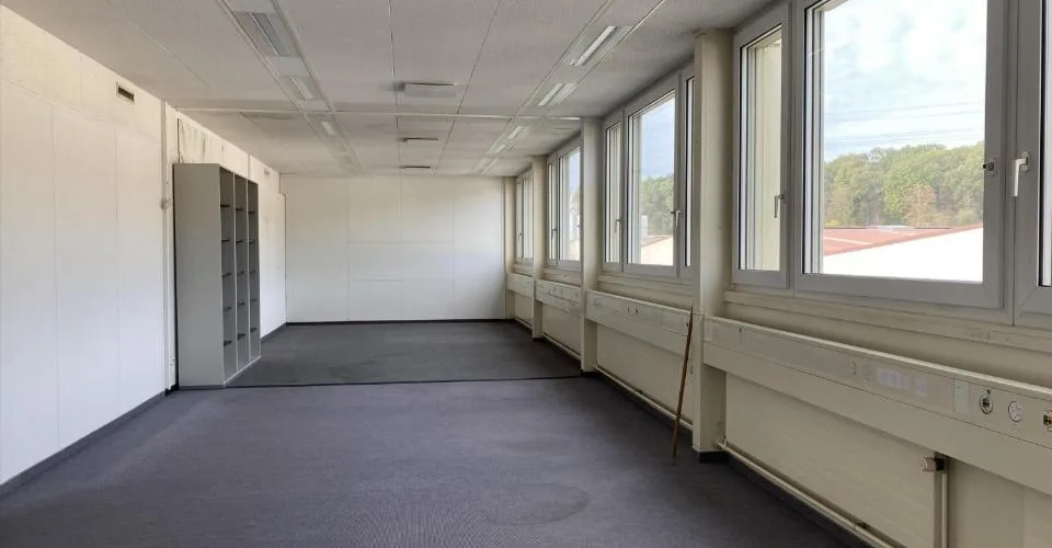 Espace de bureau dans un quartier industriel logistique très fréquenté