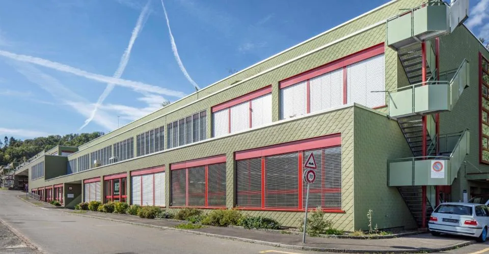 Espaces de bureaux directement à la sortie « Urdorf-Süd ».