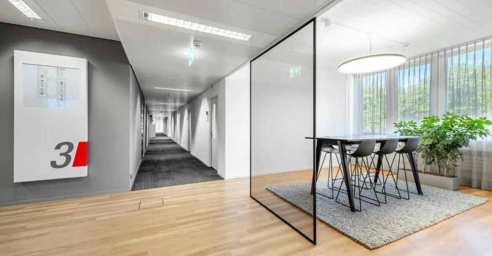 340 m² de bureaux modernes en Open-Space à Horgen