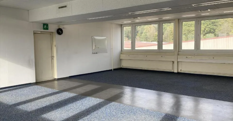 Bureaux à emménager immédiatement dans un quartier industriel logistique très fréquenté