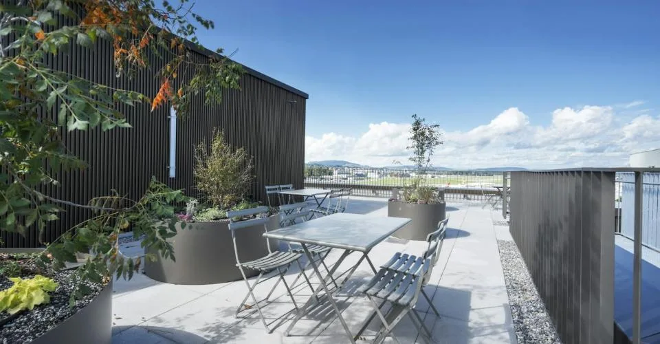 500 m2 de nouveaux bureaux climatisés avec vue directe sur le vol