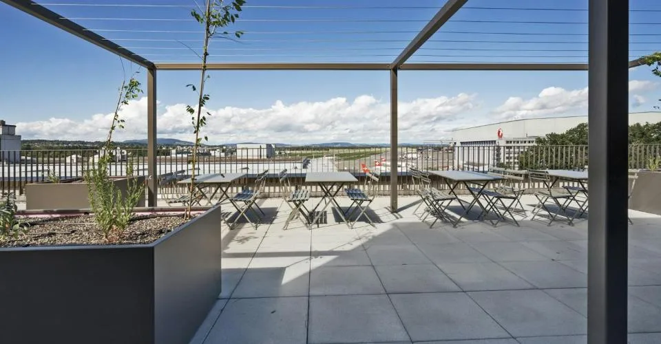 500 m2 de nouveaux bureaux climatisés avec vue directe sur le vol