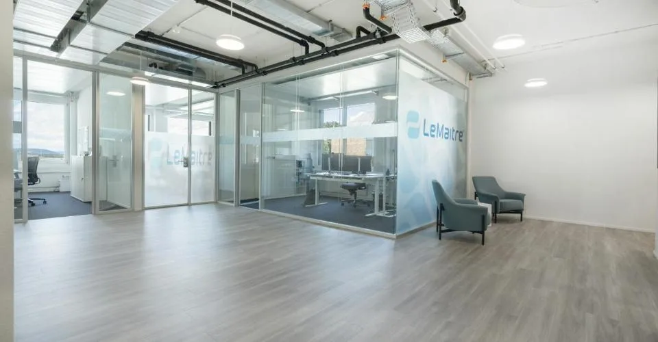 500 m2 de nouveaux bureaux climatisés avec vue directe sur le vol